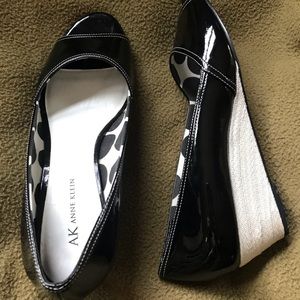 ANNE KLEIN 🖤 SZ 10 PEEP TOE PATENT LEATHERS